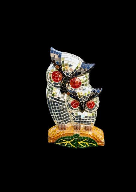 Gesculpteerde houten uilen bedekt met mozaiekspiegels