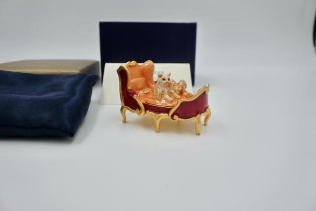 Est&eacute;e Lauder Beyond Paradise Regal Kitty Solid Perfume door Jay Strongwater