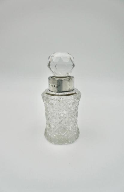 Geslepen kristallen parfumflesje met sterling zilveren kraag uit 1894