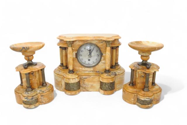 Garnitures de chemin&eacute;es en marbre avec horloge - Empire - 19e si&egrave;cle