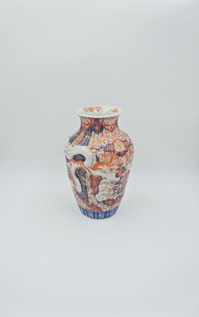 Vase balustre en porcelaine Imari du XIXe si&egrave;cle &agrave; d&eacute;cor de dragon en relief