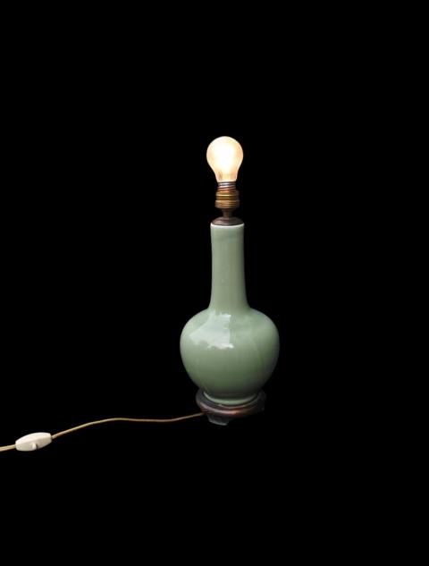 Lampe bouteille vert c&eacute;ladon