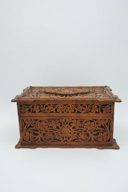 Bo&icirc;te victorienne en bois sculpt&eacute; avec motifs ajour&eacute;s