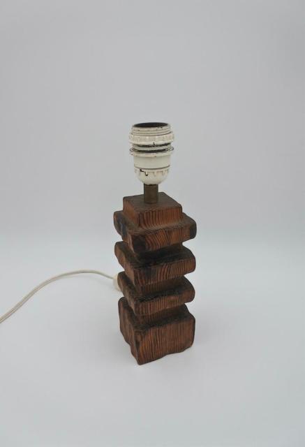 Lampe de table en forme de colonne en c&egrave;dre br&ucirc;l&eacute; sculpt&eacute;