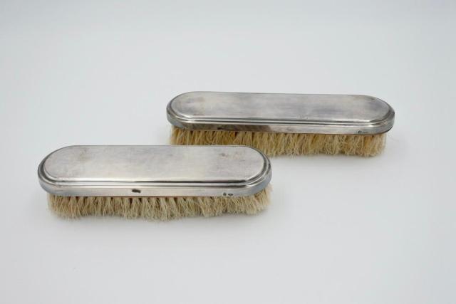 2 zilveren schoenenborstels &ndash; Wolfers