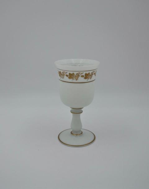 Gobelet ancien en opaline blanche avec d&eacute;cor dor&eacute;