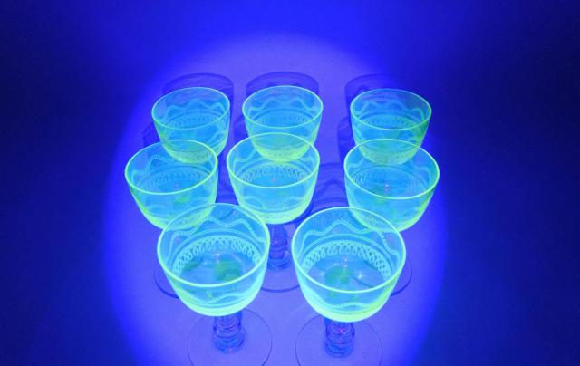 Lot de 8 verres &agrave; vin grav&eacute;s en uranium