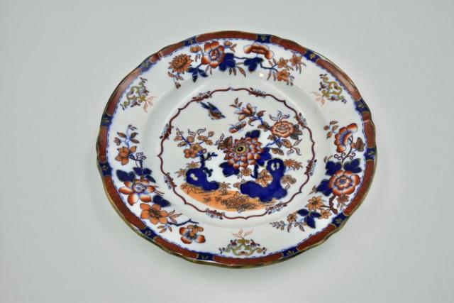 Assiette en porcelaine Minton, XIXe si&egrave;cle