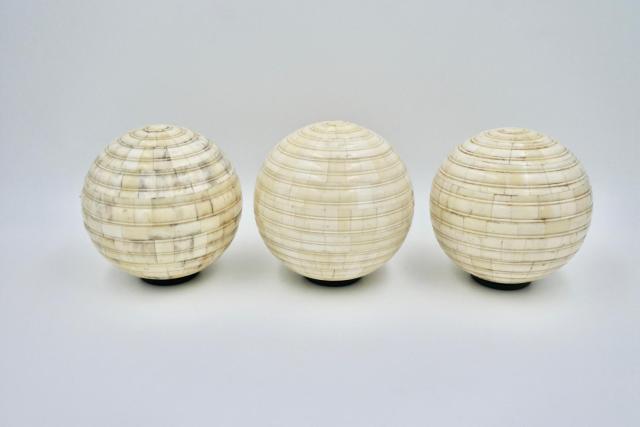 Lot de 3 sph&egrave;res avec mosa&iuml;que en os